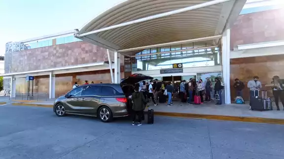 La conexión de Volaris, que no registró afectaciones y aterrizó en tierras campechanas en punto de las 8:00 de la mañana La conexión de Volaris, que no registró afectaciones y aterrizó en tierras campechanas en punto de las 8:00 de la mañana