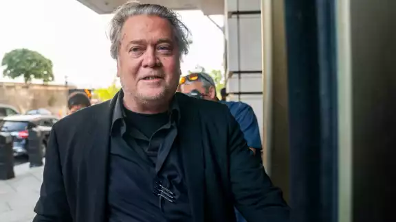 Bannon permaneció en silencio mientras el tribunal leía la decisión del juicio Bannon permaneció en silencio mientras el tribunal leía la decisión del juicio
