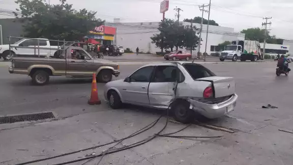 El conductor resultó ileso, mientras que su auto quedó con graves golpes El conductor resultó ileso, mientras que su auto quedó con graves golpes