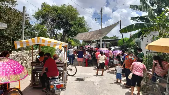 Al término, la familia ofreció un convivio para celebrar las dos décadas de participación en las fiestas patronales
