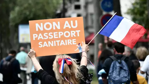 Franceses salen a la calle a protestar en contra de la vacunación contra COVI-19 obligatoria. Foto: CP AFP