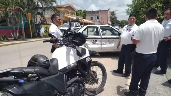 Los pasajeros del taxi se retiraron del lugar Los pasajeros del taxi se retiraron del lugar