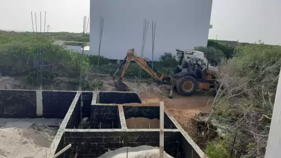 La maquinaria pesada se encontraba extrayendo arena para la construcción de un club de playa que llevará el nombre de “Cabo”, aseveró un testigo La maquinaria pesada se encontraba extrayendo arena para la construcción de un club de playa que llevará el nombre de “Cabo”, aseveró un testigo