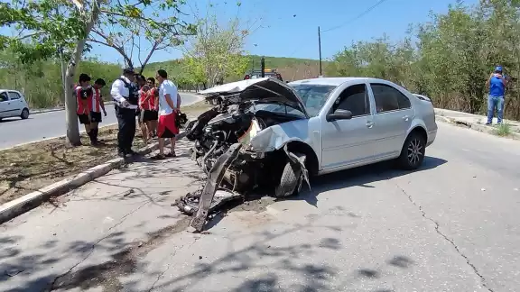 El auto fue remolcado por una grúa para que no obstaculice el tránsito en esa vía El auto fue remolcado por una grúa para que no obstaculice el tránsito en esa vía