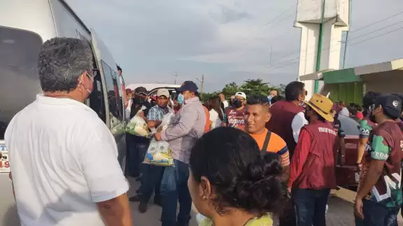 En el vehículo que fue retenido se contabilizó un total de 190 despensas para repartir