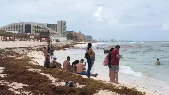 En Cancún la acumulación de sargazo permanece en la zona hotelera, sitio donde hay tres playas en color rojo por la macroalga En Cancún la acumulación de sargazo permanece en la zona hotelera, sitio donde hay tres playas en color rojo por la macroalga