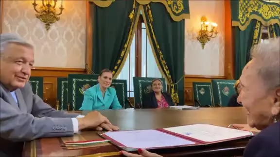 Entre los invitados a esta entrega del reconocimiento de la UNESCO a la familia de Gilberto Bosques Zaldívar, estuvo Beatriz Gutiérrez Müller, esposa de AMLO Entre los invitados a esta entrega del reconocimiento de la UNESCO a la familia de Gilberto Bosques Zaldívar, estuvo Beatriz Gutiérrez Müller, esposa de AMLO