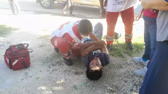 Paramédicos brindaron primeros auxilios al herido