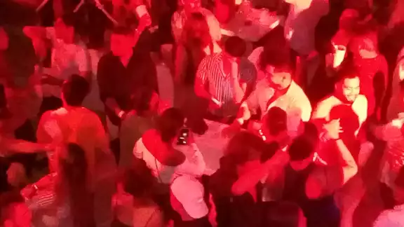 Los antros de Playa del Carmen lucen abarrotados; son focos de contagio COVID-19 Los antros de Playa del Carmen lucen abarrotados; son focos de contagio COVID-19