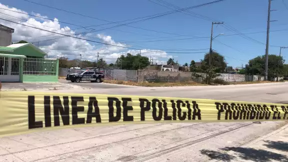 Policías custodian el sitio donde se halló el cuerpo descuartizado de un hombre en la Región 239 en Cancún, para permitir el acceso de Servicios Periciales de la FGE Quintana Roo Policías custodian el sitio donde se halló el cuerpo descuartizado de un hombre en la Región 239 en Cancún, para permitir el acceso de Servicios Periciales de la FGE Quintana Roo