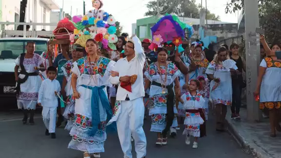 Hacen ofrendas con chicharrón, tamales y pavo durante los rezos Hacen ofrendas con chicharrón, tamales y pavo durante los rezos