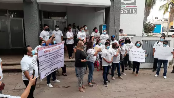 El funcionario aseguró que cuestionó a la mujer para conocer el motivo de la agresión, sin embargo, ésta sólo comenzó a gritar que había sido amenazada El funcionario aseguró que cuestionó a la mujer para conocer el motivo de la agresión, sin embargo, ésta sólo comenzó a gritar que había sido amenazada