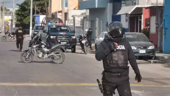 La zona se cundió de policías, tanto estatales como municipales que acordonaron el área La zona se cundió de policías, tanto estatales como municipales que acordonaron el área
