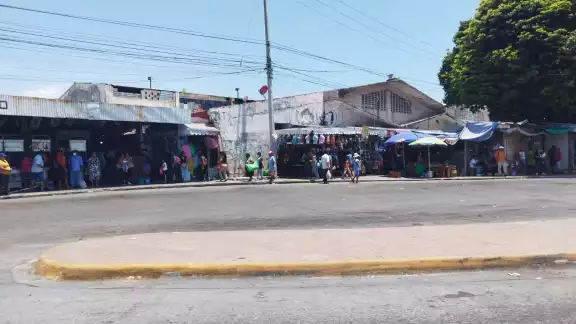 El director de mercado acusa a los locatarios de fomentar los robos en el mercado 'Pedro Saínz de Baranda" El director de mercado acusa a los locatarios de fomentar los robos en el mercado 'Pedro Saínz de Baranda"
