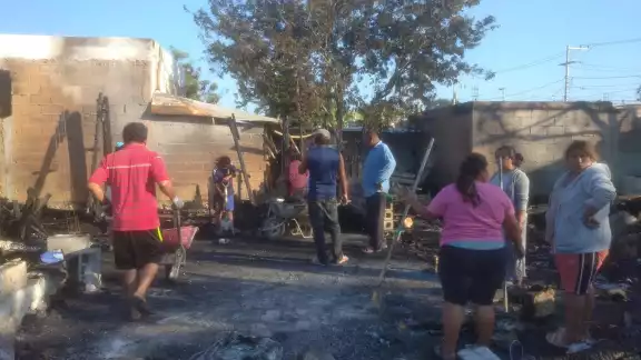 Los bomberos lograron sofocar las llamas, pero la casa se perdió en su totalidad