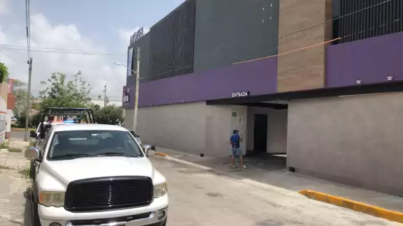 Empleados hallan a un travesti ahorcado en el motel Sexto Sentido de Cancún Empleados hallan a un travesti ahorcado en el motel Sexto Sentido de Cancún