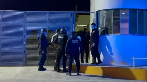 La FGE Campeche derivó que no era un delito de su competencia, debido al calibre del arma asegurada, por lo que llevaron al detenido a la FGR en la capital del Estado La FGE Campeche derivó que no era un delito de su competencia, debido al calibre del arma asegurada, por lo que llevaron al detenido a la FGR en la capital del Estado
