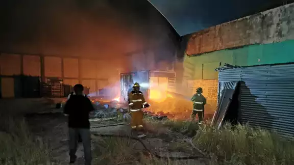 Incendio en predio abandonado moviliza a bomberos