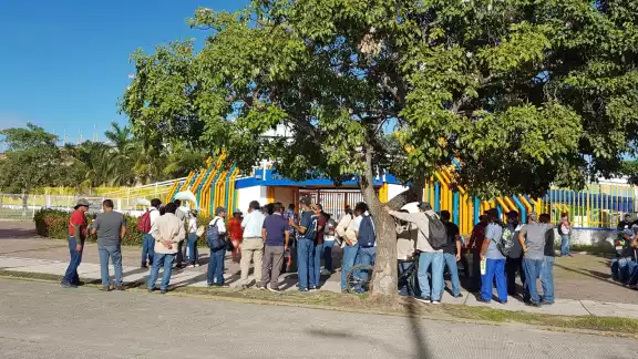 Los alumnos protestan para respetar sus derechos Los alumnos protestan para respetar sus derechos