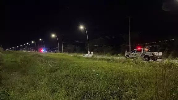 El motociclista terminó a media avenida tras el fuerte impacto El motociclista terminó a media avenida tras el fuerte impacto