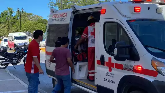 La abuelita fue atendida por paramédicos tras presentar golpes