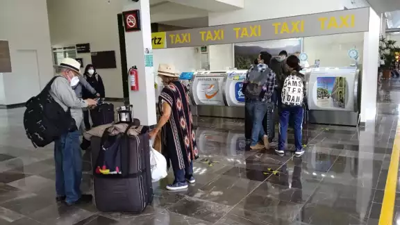 Según los taxistas, el flujo de pasajeros se ha mantenido en los últimos tres meses Según los taxistas, el flujo de pasajeros se ha mantenido en los últimos tres meses