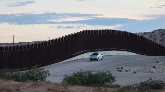 Las víctimas eran parte de un grupo de migrantes que se pararon junto a un camino para tomar agua.