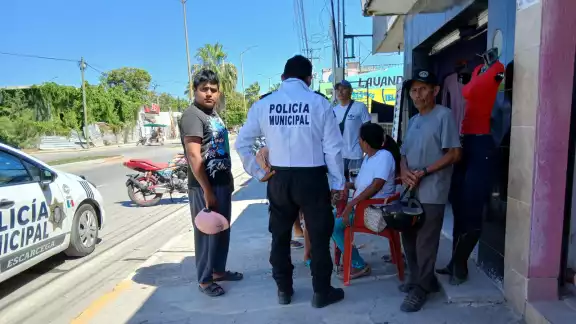 Motocicleta arrolla a par de ancianos.
