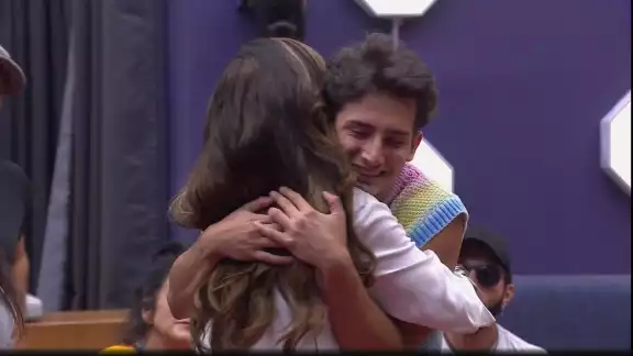 Gloria Trevi abraza a Emilio Osorio en La Casa de los Famosos México