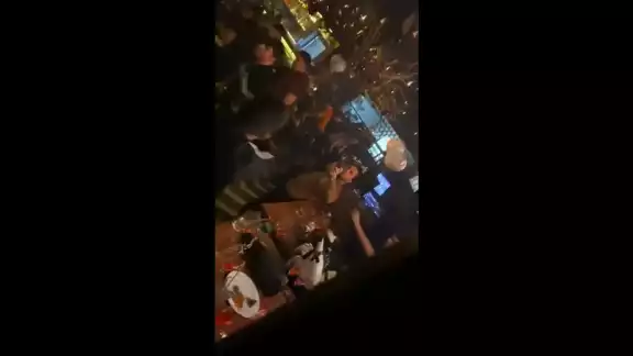 El hombre abrió fuego dentro de un bar