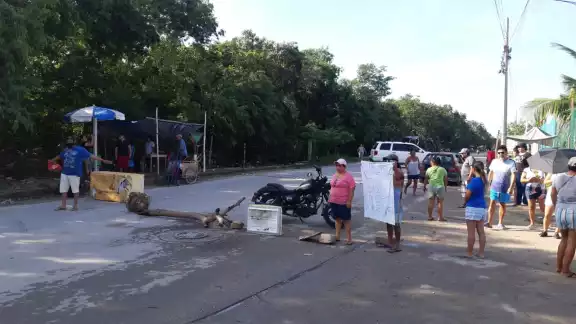 Con pancartas en mano, los vecinos indicaron que se quedaron sin luz por 56 horas
