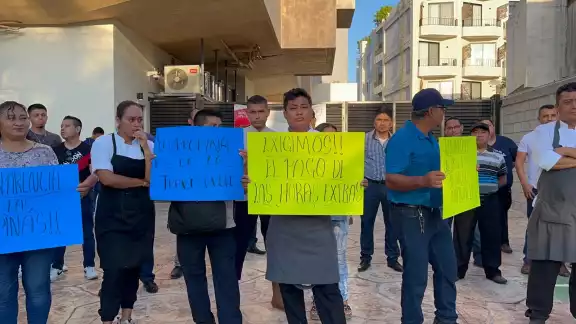 Entre cartulinas, los empleados denunciaron al encargado de repartir las propinas de nombre Carlos Plácido Entre cartulinas, los empleados denunciaron al encargado de repartir las propinas de nombre Carlos Plácido
