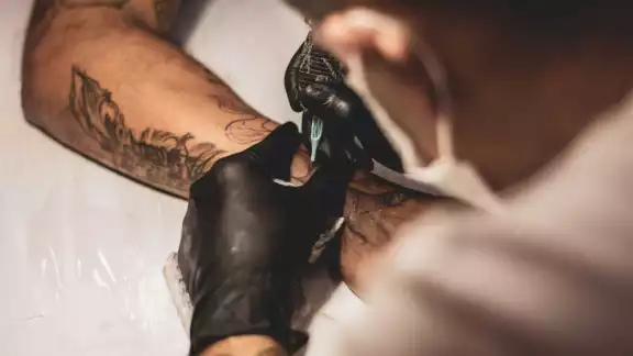 #LadyTatuajes, como fue llamada, quería que su amiga le regalara tatuajes para ella y su futuro esposo