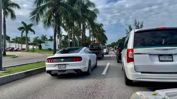 Los automovilistas esperaron un tiempo de aproximadamente media hora para retomar la circulación fluida en la Zona Hotelera de Cancún
