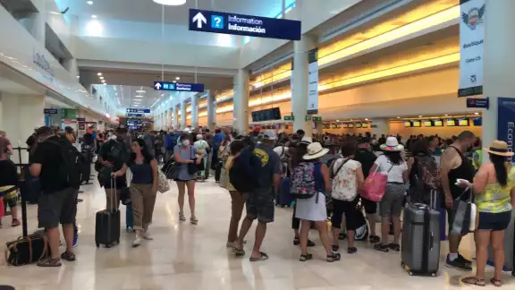 Turistas comienzan a llevar a Cancún para iniciar sus vacaciones Turistas comienzan a llevar a Cancún para iniciar sus vacaciones