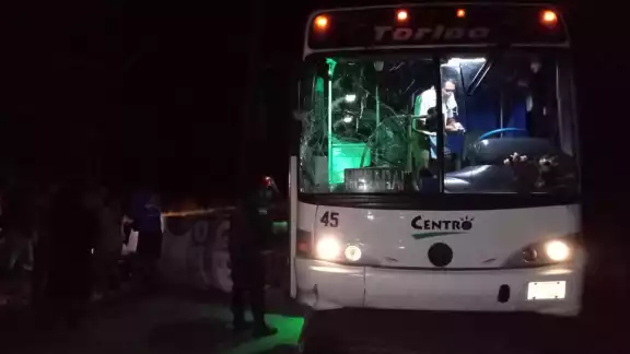ras el golpe, el vehículo de transporte arrastró varios metros el velocípedo, dejando al hombre inconsciente y a la mujer con un traumatismo craneoencefálico ras el golpe, el vehículo de transporte arrastró varios metros el velocípedo, dejando al hombre inconsciente y a la mujer con un traumatismo craneoencefálico