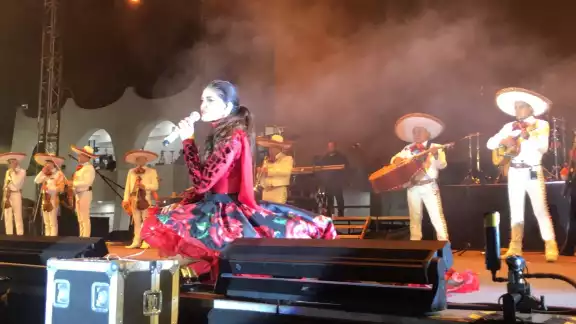 Ana Bárbara interactuó con los asistentes a su concierto en el Carnaval de Cancún Ana Bárbara interactuó con los asistentes a su concierto en el Carnaval de Cancún