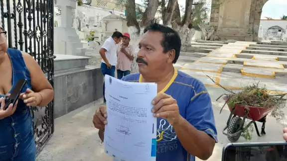 El empleado del Ayuntamiento de Campeche fue asignado a la limpieza del panteón cuando tiene cargo de analista El empleado del Ayuntamiento de Campeche fue asignado a la limpieza del panteón cuando tiene cargo de analista
