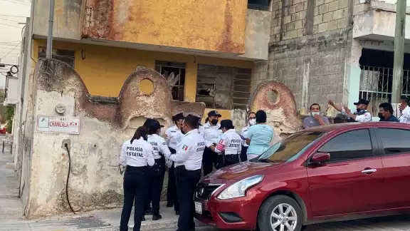 Los policías intentan detener a sujeto por violento Los policías intentan detener a sujeto por violento