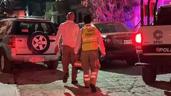 Bomberos y policías quienes persuadieron a la perturbada mujer