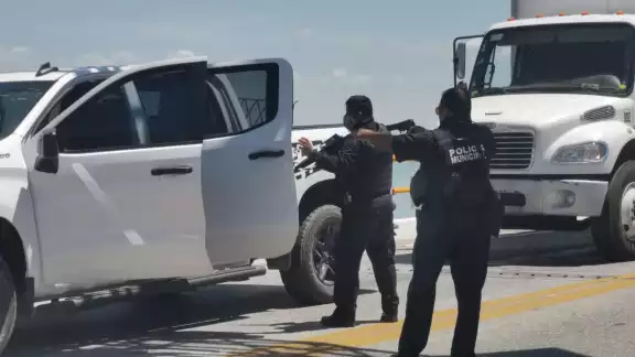 Las tres unidades fueron fuertemente revisadas por binomios caninos que se especializan en rastrear armas y droga