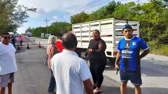 Los vecinos de Mahahual indicaron que el mal olor del sargazo aleja a los turistas de la zona, lo que afectaría su economía Los vecinos de Mahahual indicaron que el mal olor del sargazo aleja a los turistas de la zona, lo que afectaría su economía