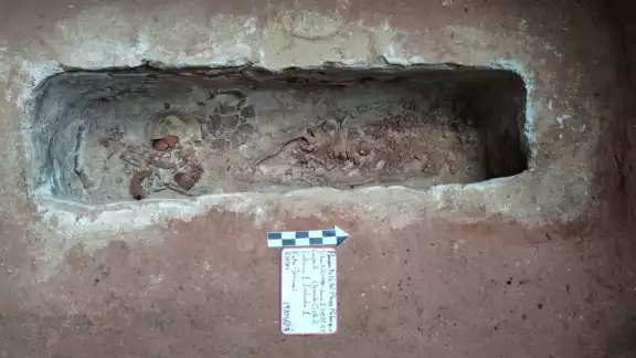 Entierro humano con ofrenda durante el salvamento arqueológico en la construcción del Hotel Tren
Maya Entierro humano con ofrenda durante el salvamento arqueológico en la construcción del Hotel Tren
Maya