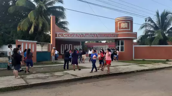 Algunas de las escuelas en la Zona Maya de Quintana Roo iniciaron actividades a las 8:00 de la mañana Algunas de las escuelas en la Zona Maya de Quintana Roo iniciaron actividades a las 8:00 de la mañana