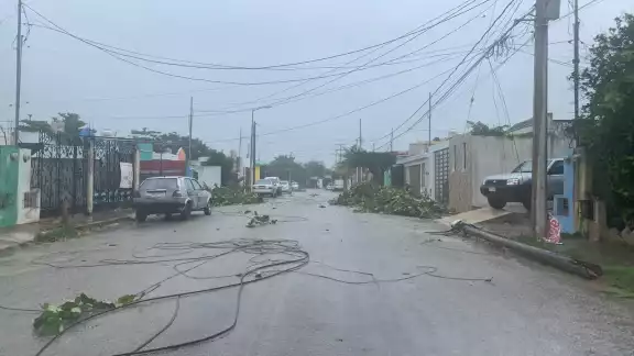 Vientos rompes cables de energía en la comisaría de San José Dzal Vientos rompes cables de energía en la comisaría de San José Dzal