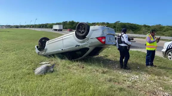 El conductor resultó herido tras volcar
