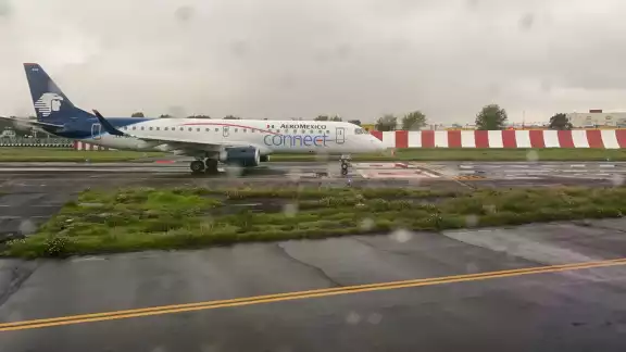 El vuelo 820 CDMX-Mérida se mantuvo por más de una hora en la pista de despegue El vuelo 820 CDMX-Mérida se mantuvo por más de una hora en la pista de despegue