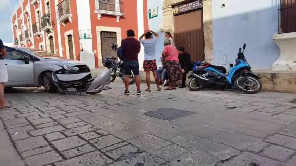 Las dos unidades quedaron con daños a media vía pública
Las dos unidades quedaron con daños a media vía pública