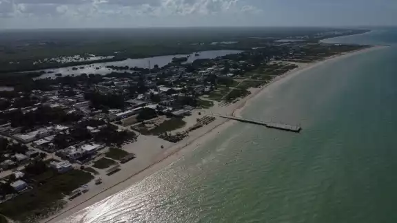 La especialista Cecilia Robles Mendoza indicó que, debido al suelo kárstico en Yucatán, los plaguicidas ingresan directamente al manto acuífero
