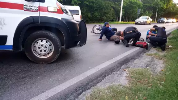El motociclista terminó con algunas heridas y golpes tras chocar contra el pavimento